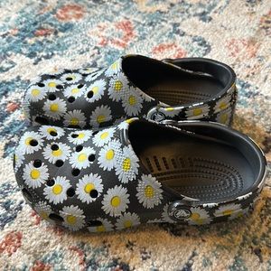 EUC Women’s Classic Daisy Crocs